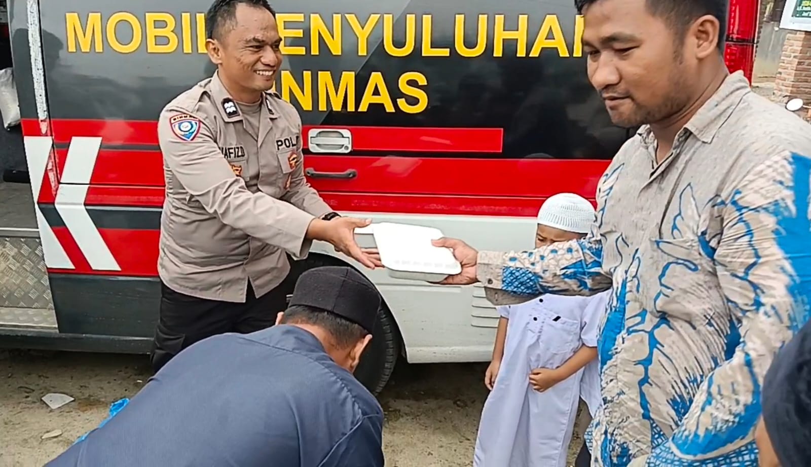 Polres Sergai Gelar Jum’at Berkah, Bagikan Sembako 100 Nasi Kotak di Masjid Jami’ Baitul Rahman