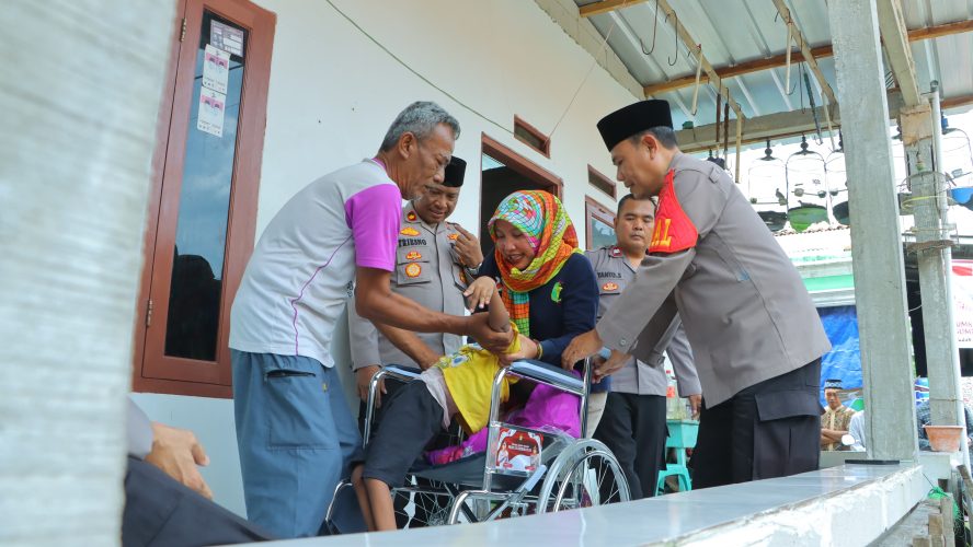 Polisi Beri Bantuan Kursi Roda Untuk Penderita Celebral Palsy-Lansia di Bekasi Dan Karawang