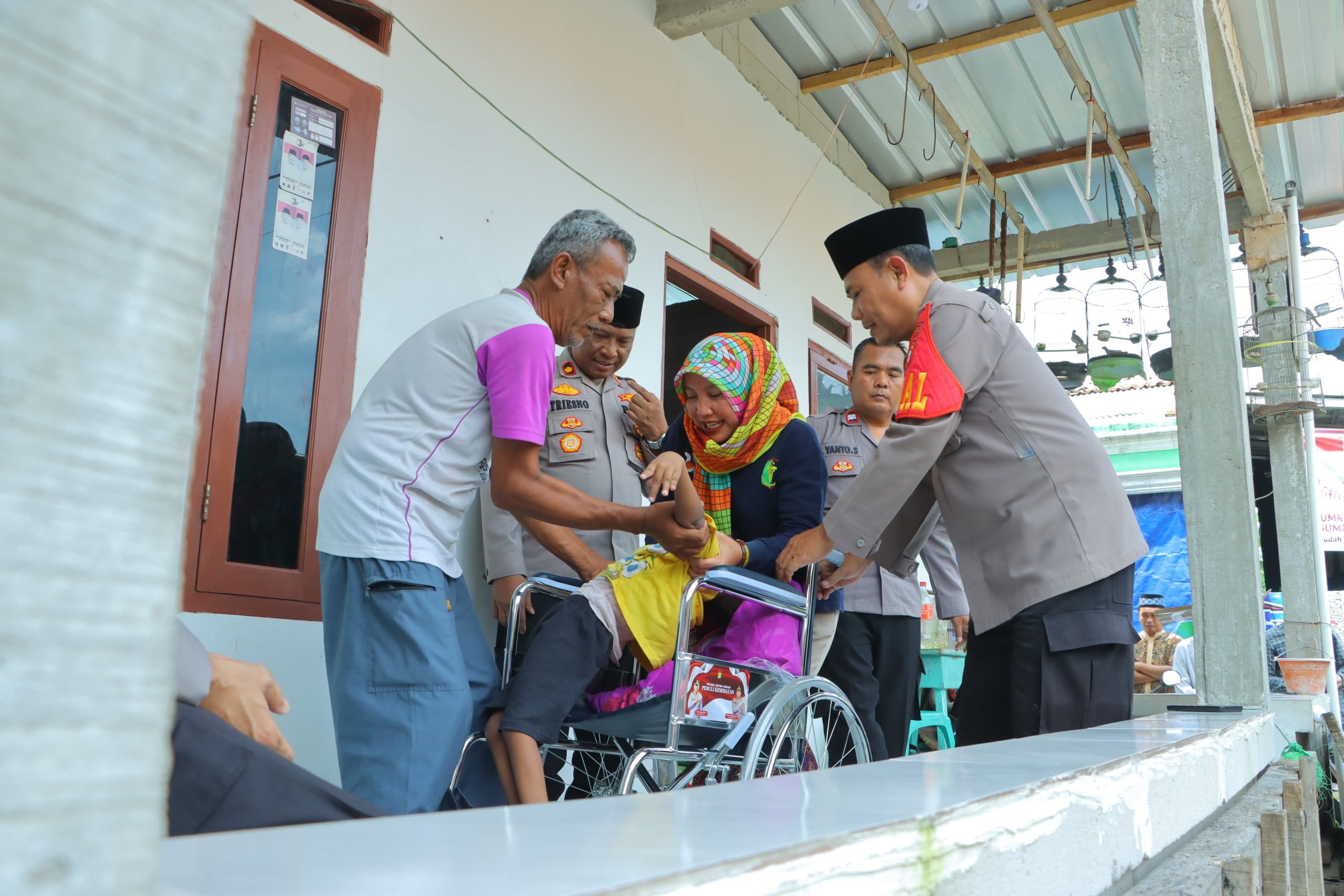 Polisi Beri Bantuan Kursi Roda Untuk Penderita Celebral Palsy-Lansia di Bekasi Dan Karawang