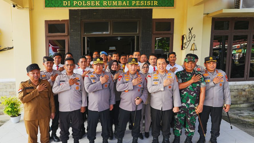 Pastikan Pelayanan Optimal, Kapolri Kunjungi Polsek Rumbai Pesisir
