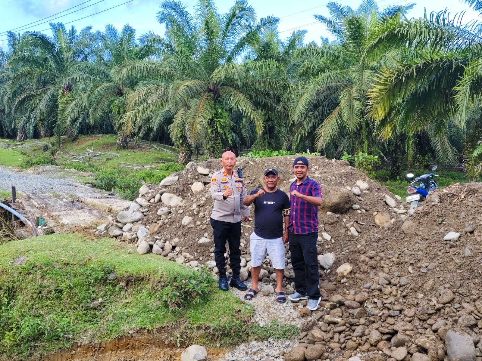 Akses Vital Terputus! Polsek Bahorok Bergerak Cepat Pastikan Perbaikan Jalan Amblas di Bukit Lawang