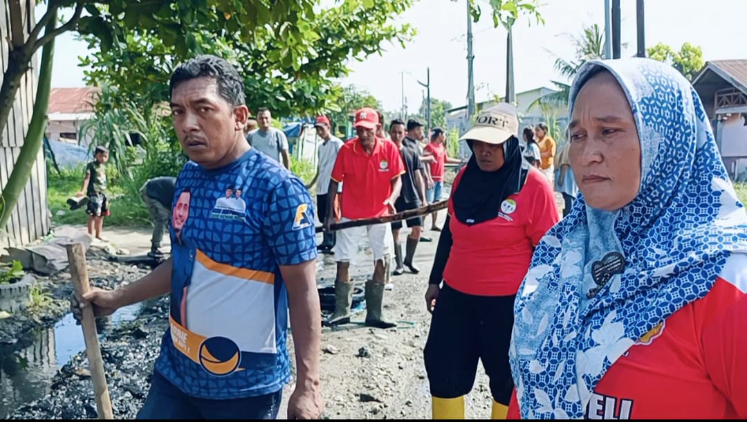 Menjaga Lingkungan Tetap Bersih, Kepala Lingkungan XIII Kelurahan Titi Papan Rutin Melaksanakan Gotong Royong Bersama Masyarakat.