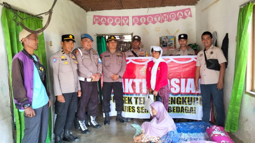 Jumat Berkah, Polsek Teluk Mengkudu Polres Sergai Salurkan Bansos Pada Kaum Dhuafa & Warga Sakit Menahun