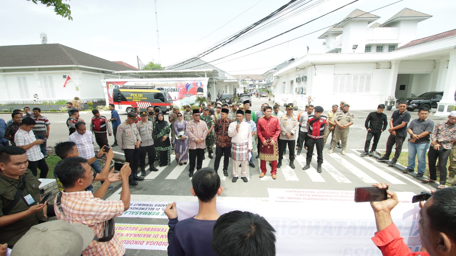 Ganda Terdepan Polisi Polres Sergai Sigap Amankan Aksi Unjuk Rasa Masyarakat