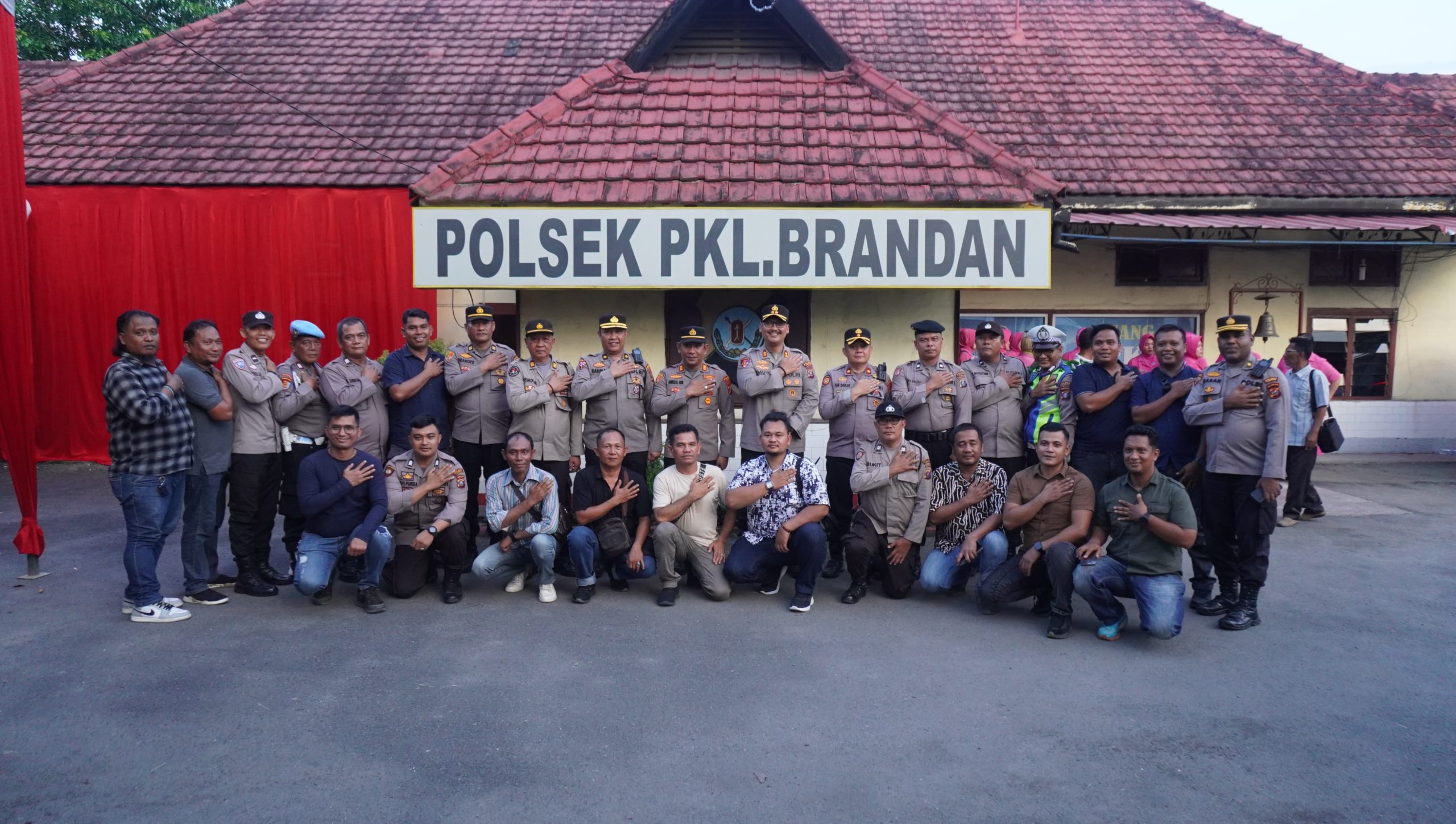 Kapolres Dan Ketua Bhayangkari Cabang Langkat Lakukan Kunker Di Dua Polsek, Ini Kegiatannya
