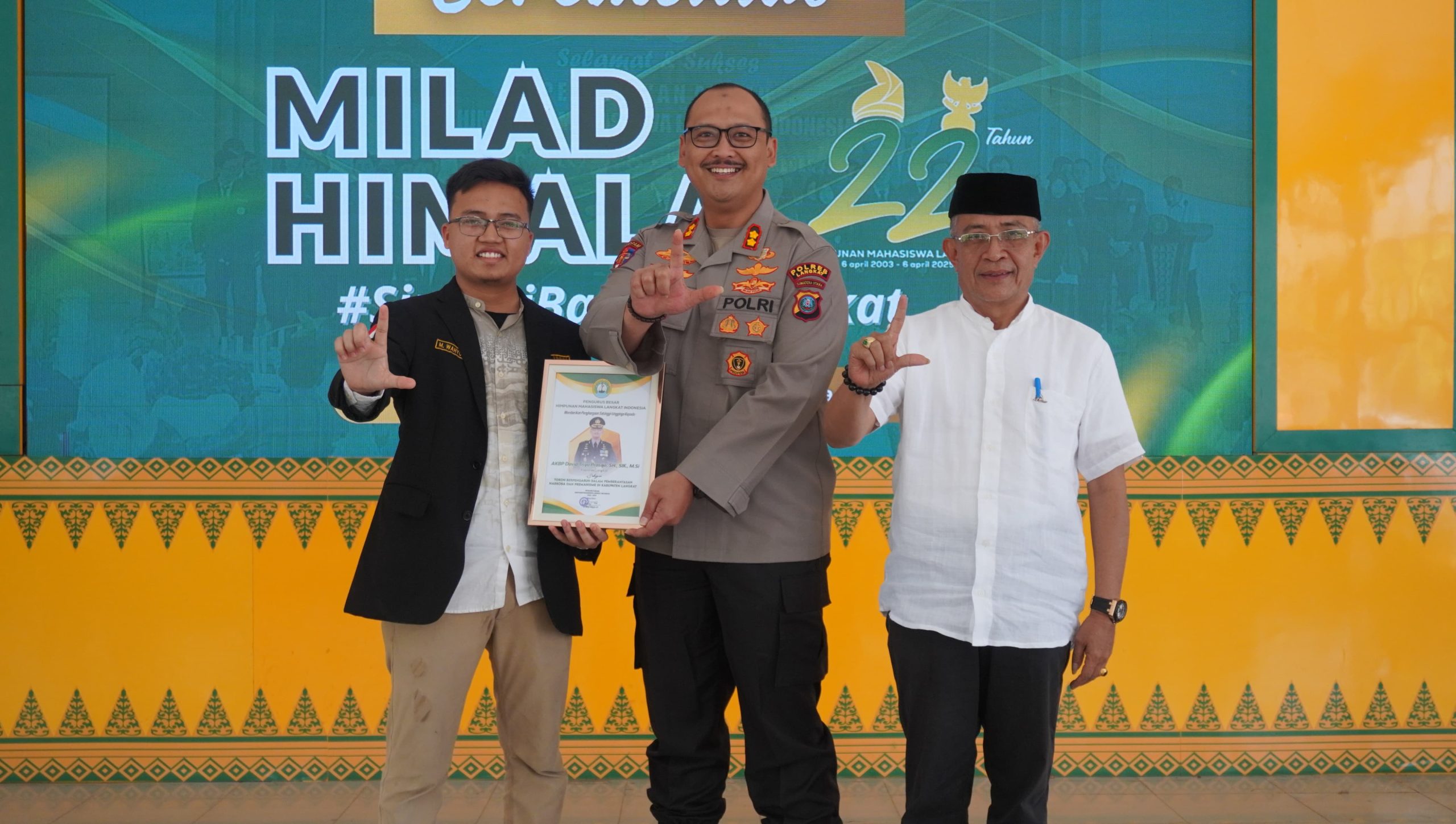 Kapolres Langkat Menerima Penghargaan Sebagai Tokoh Berpengaruh Dalam Pemberantasan Narkoba Dan Premanisme