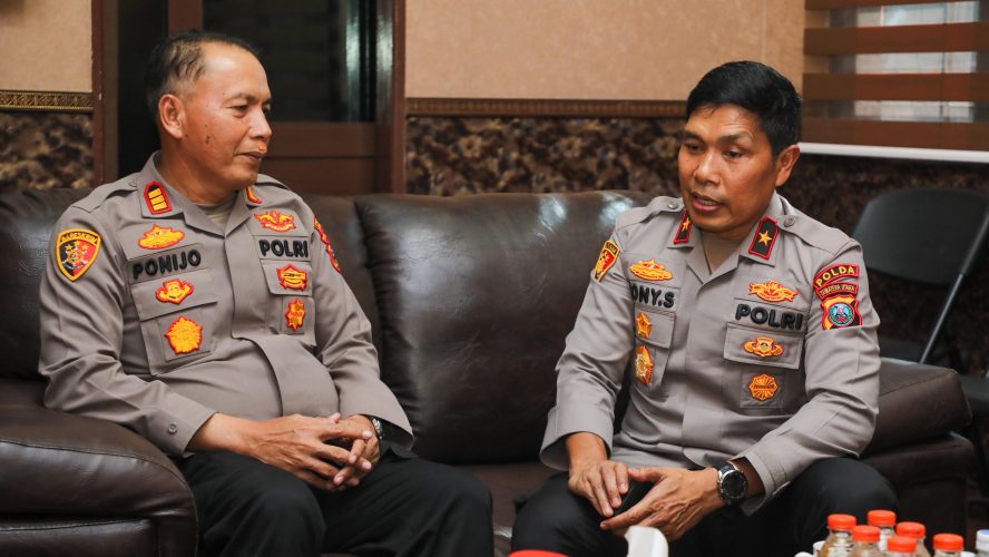 Wakapolda Sumut Beri Arahan dan Semangat kepada Personel Polres Belawan, Jenguk Kapolsek Korban Lemparan Saat Tangani Tawuran