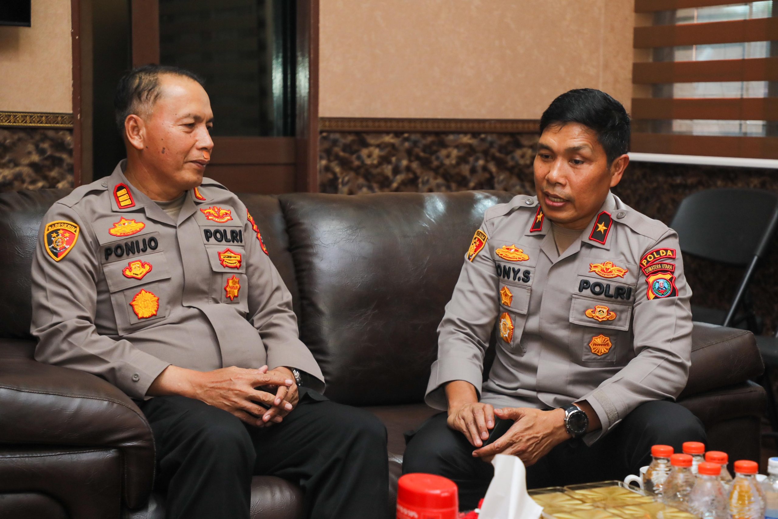 Wakapolda Sumut Beri Arahan dan Semangat kepada Personel Polres Belawan, Jenguk Kapolsek Korban Lemparan Saat Tangani Tawuran