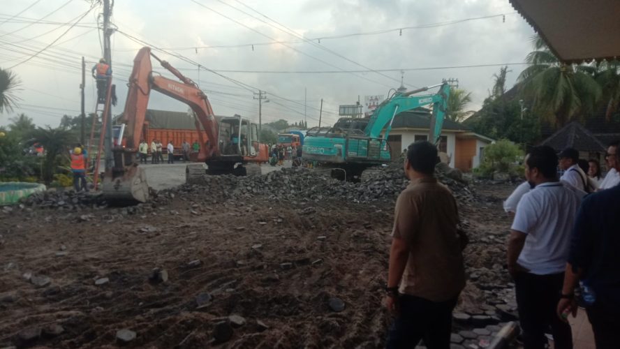 POLSEK PERBAUNGAN DAN POLRES SERDANG BEDAGAI MELAKUKAN PENGAMANAN EKSEKUSI PENGOSONGAN LAHAN RUMAH MAKAN SIMPANG TIGA.