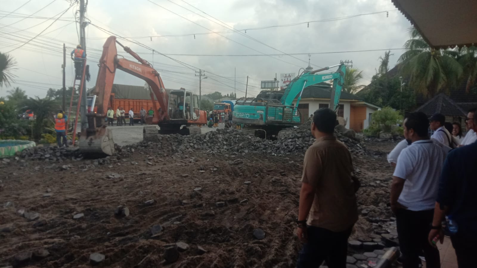 POLSEK PERBAUNGAN DAN POLRES SERDANG BEDAGAI MELAKUKAN PENGAMANAN EKSEKUSI PENGOSONGAN LAHAN RUMAH MAKAN SIMPANG TIGA.