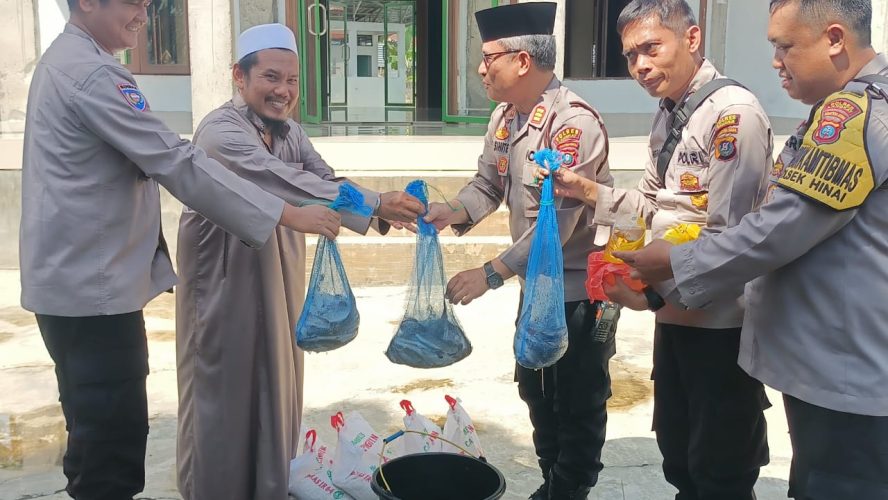 Kapolsek Hinai Berbagi Berkah di Ponpes Al Fathah Desa Suka Jadi