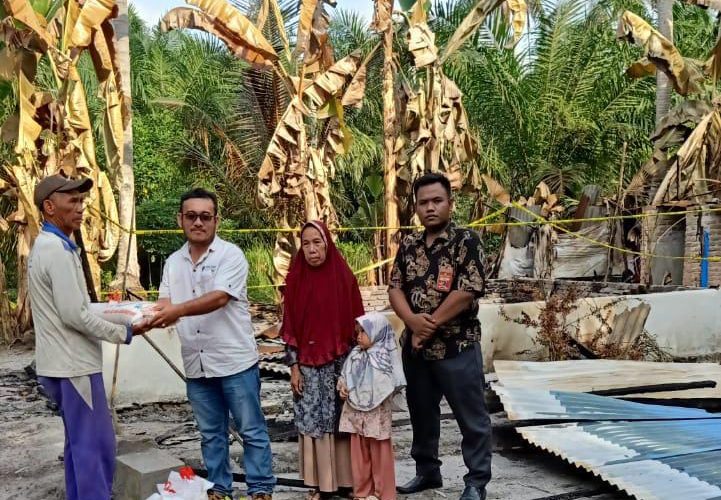 Turut Perihatin Atas Insiden Kebakaran Rumah di Desa Bogak Besar, PT. Socfindo Kebun Mata Pao Berikan Bantuan Paket Sembako dan Uang Sumbangsih Perusahaan.