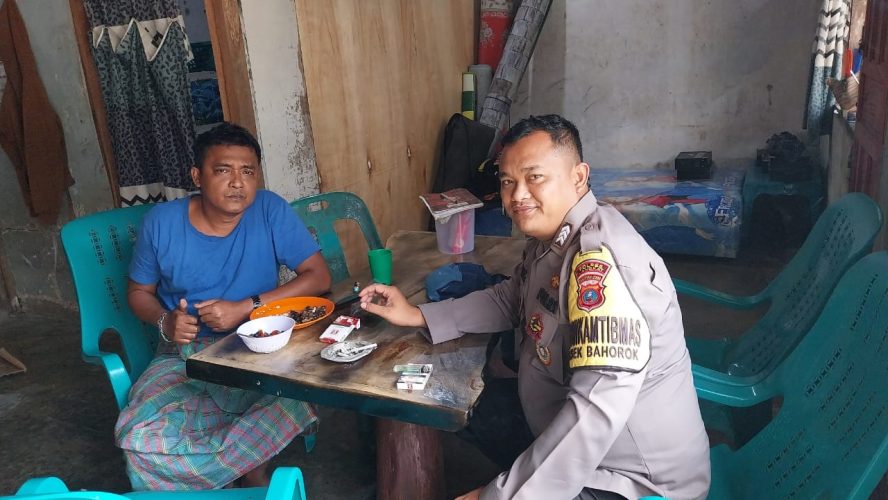 Ngobrol, Dan Peduli: Bhabinkamtibmas Polsek Bahorok Hadir di Tengah Warga Lau Damak
