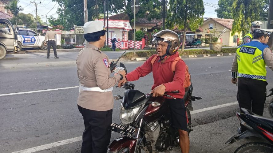 Sat Lantas Polres Langkat Laksanakan Strong Point Sore Untuk Tingkatkan Keamanan Dan Kelancaran Arus Lalu Lintas