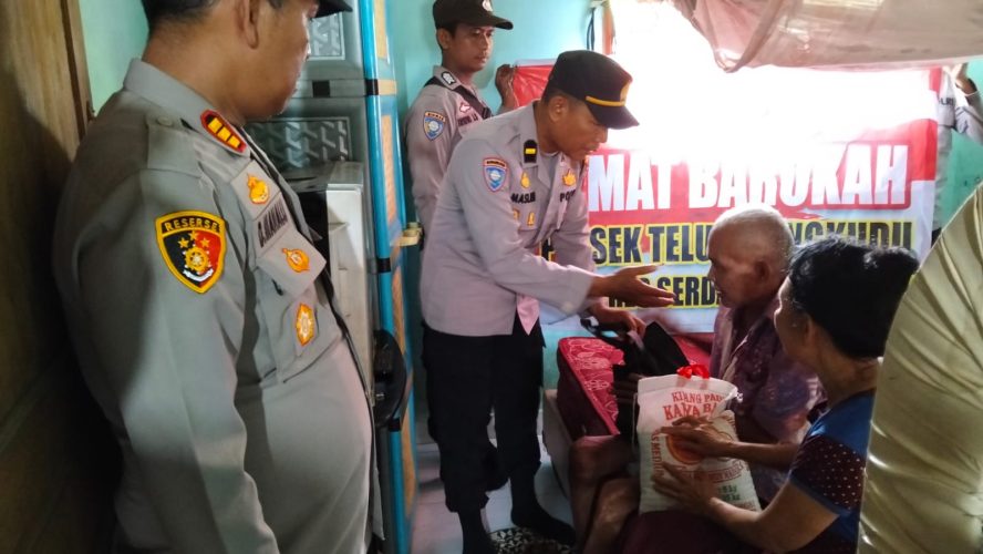 Tunjukkan Kepedulian Polri, Polsek Teluk Mengkudu Polres Sergai Bantu Kaum Dhuafa & Warga Sakit Menahun
