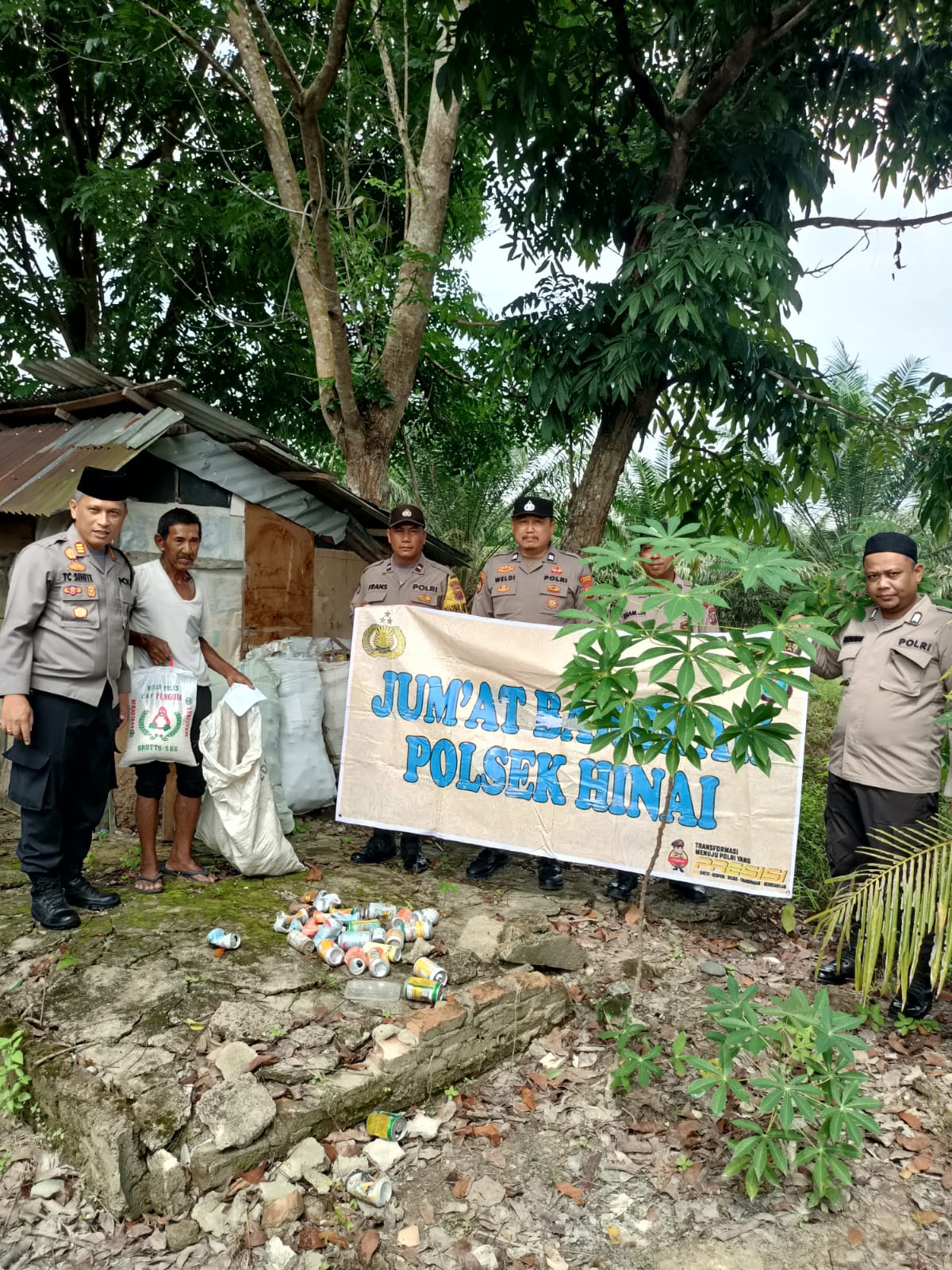 Polri Peduli: Kapolsek Hinai Bersama Anggotanya Laksanakan Jum’at Berkah Dengan Salurkan Bansos Kepada Warga Kurang Mampu