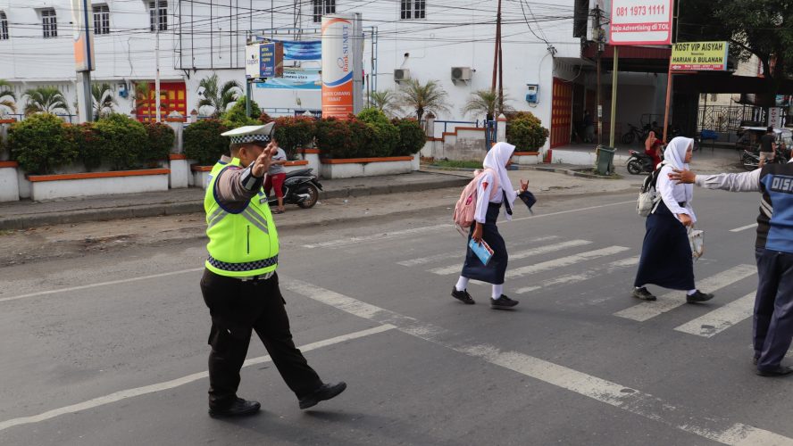 Saat Mentari Terbit, Polisi Mulai Menjaga: Wujud Peduli Pendidikan di Tengah Padatnya Arus Pagi