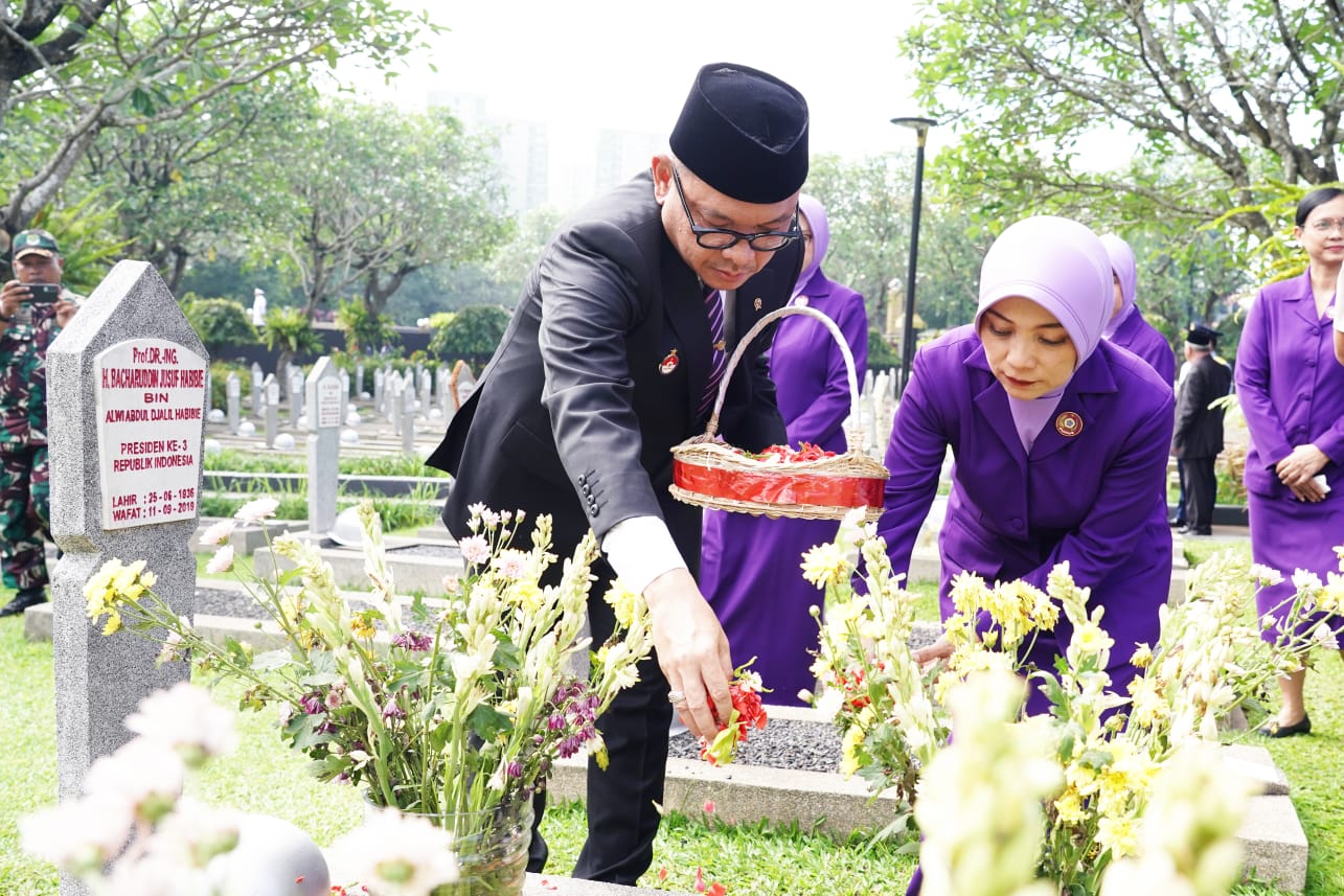 Gubernur Lemhannas RI Pimpin Ziarah Ke TMP Kalibata