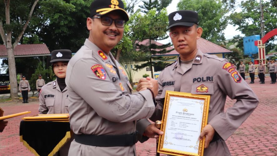 Wujud Apresiasi, Kapolres Langkat Berikan Penghargaan Kepada Personel Berprestasi