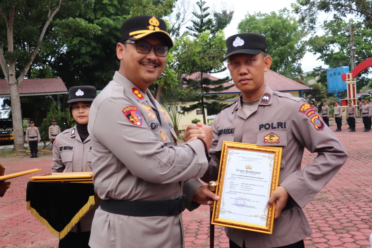 Wujud Apresiasi, Kapolres Langkat Berikan Penghargaan Kepada Personel Berprestasi