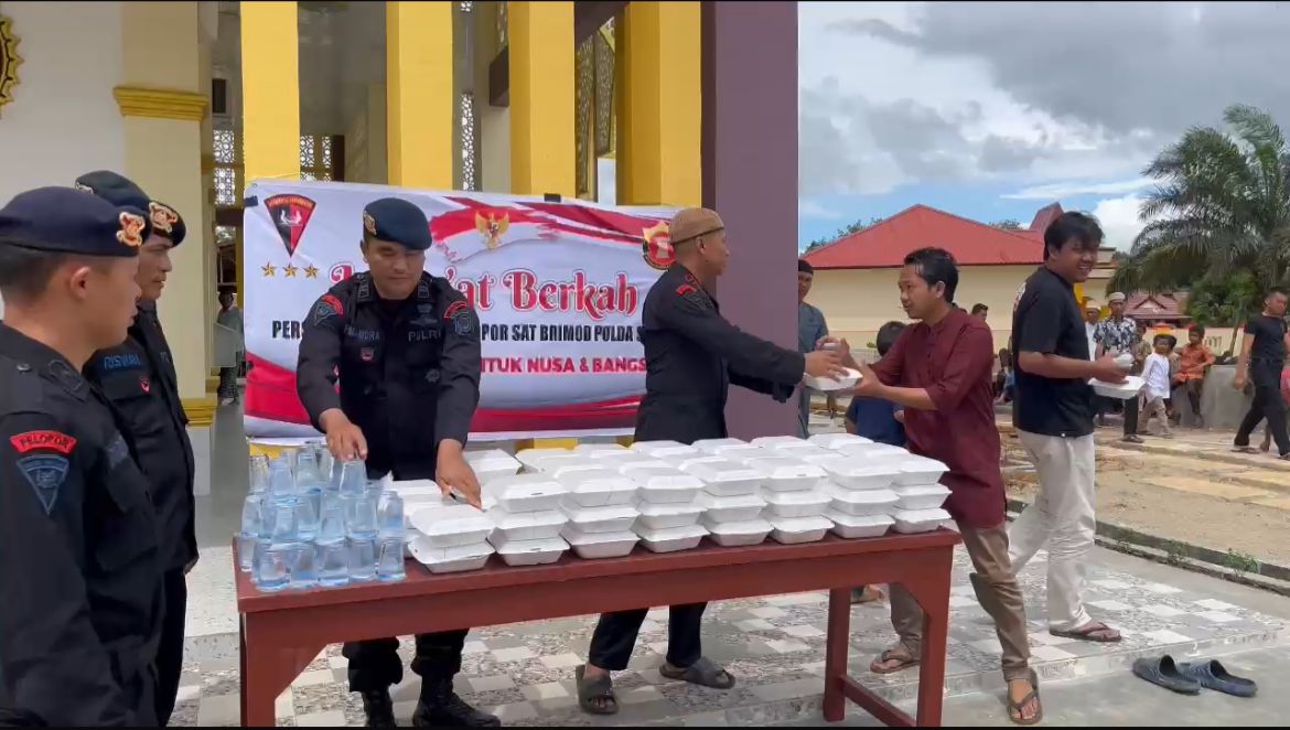 Brimob Polda Sumut Tebar Kebaikan, Batalyon C Pelopor Bagikan 100 Paket Makanan Gratis Usai Salat Jumat di Tapanuli Selatan