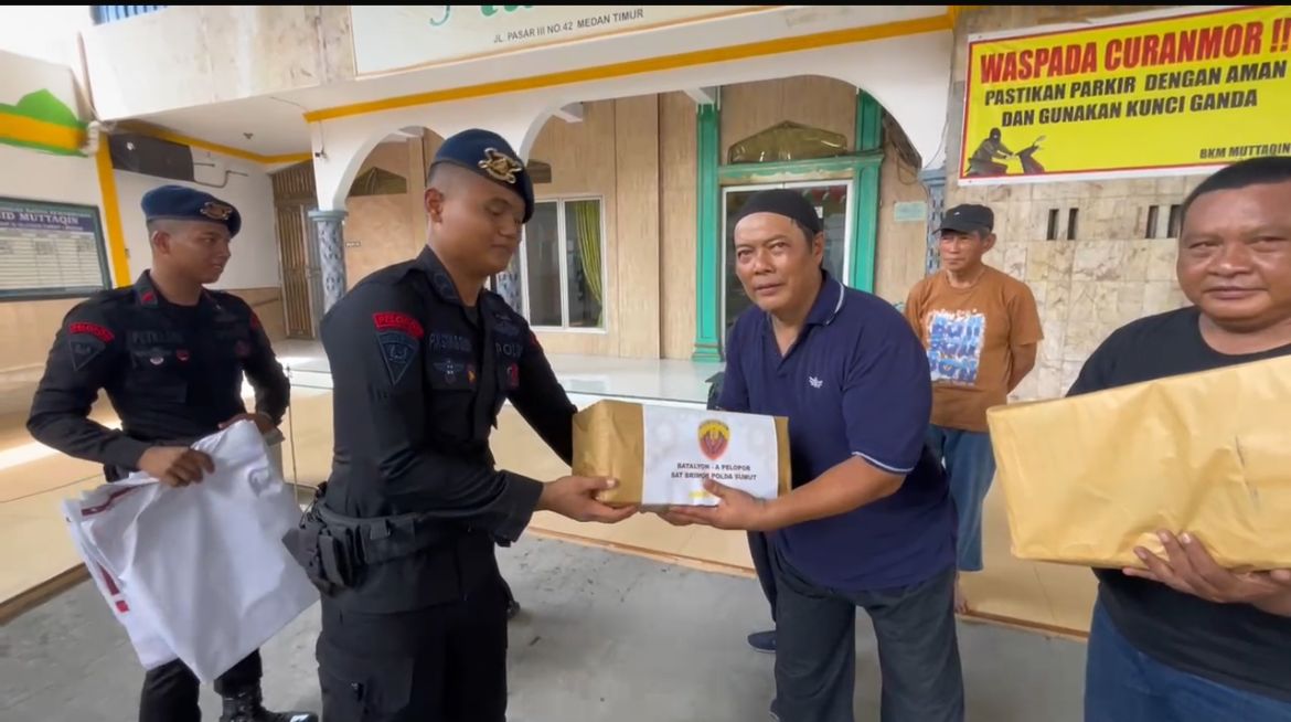 Jumat Berkah di Kota Medan, Brimob Batalyon A Pelopor Tebar Kepedulian Lewat Aksi Bersih Masjid dan Bagi Sembako