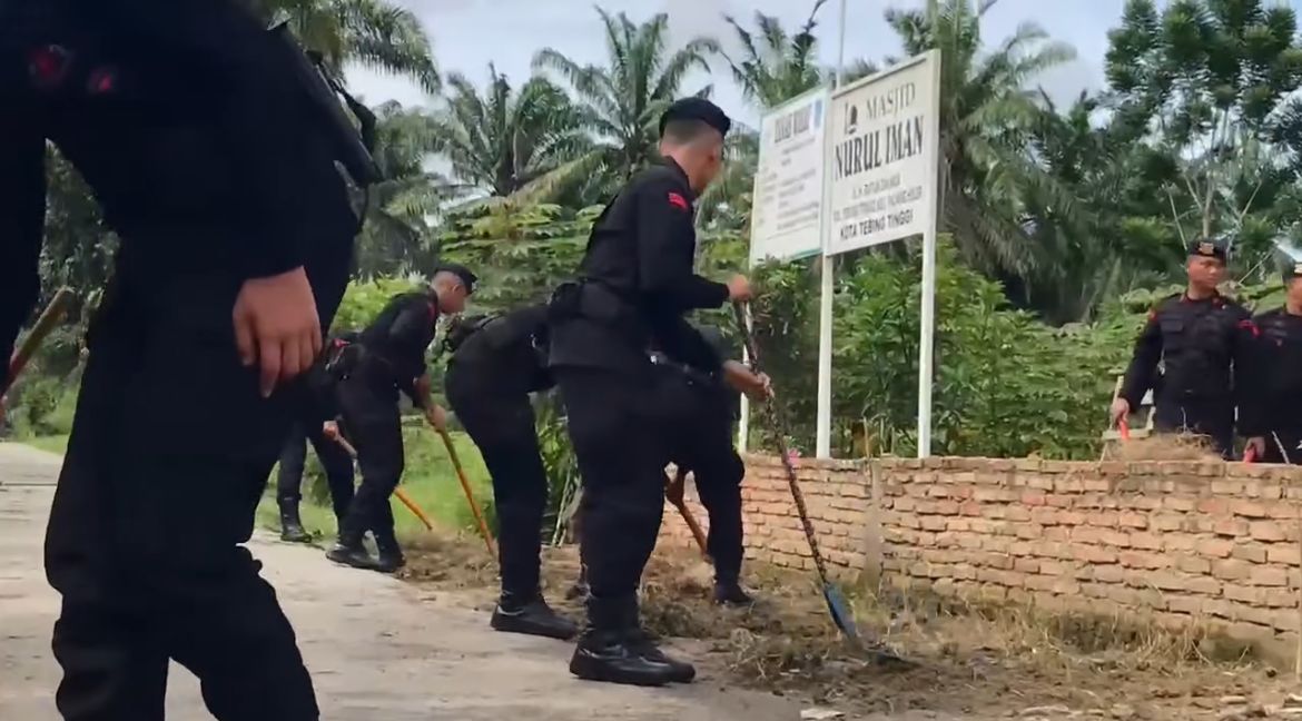 Brimob Polda Sumut Tebar Kebaikan, Bersihkan Masjid dan Bagikan Makanan Usai Salat Jumat di Kota Tebing Tinggi
