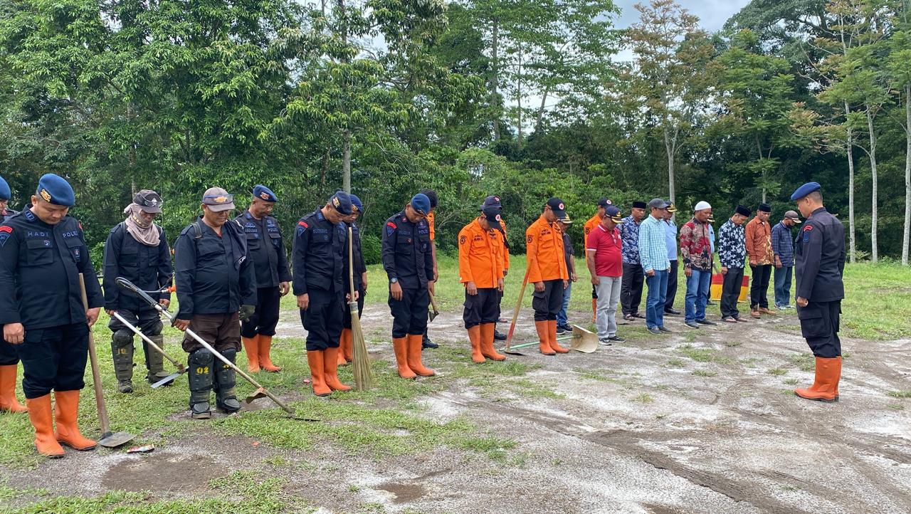 Brimob Polda Sumut Bersama BPBD dan Warga Gelar Aksi “Jumat Bersih” Demi Kelestarian Alam Wisata Simalungun