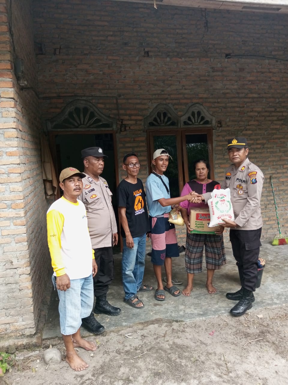 Polres Sergai Melalui Polsek Tj. Beringin Dan Polsek Dolok Masihul, Gercep Bantu 14 Korban Angin Puting Beliung