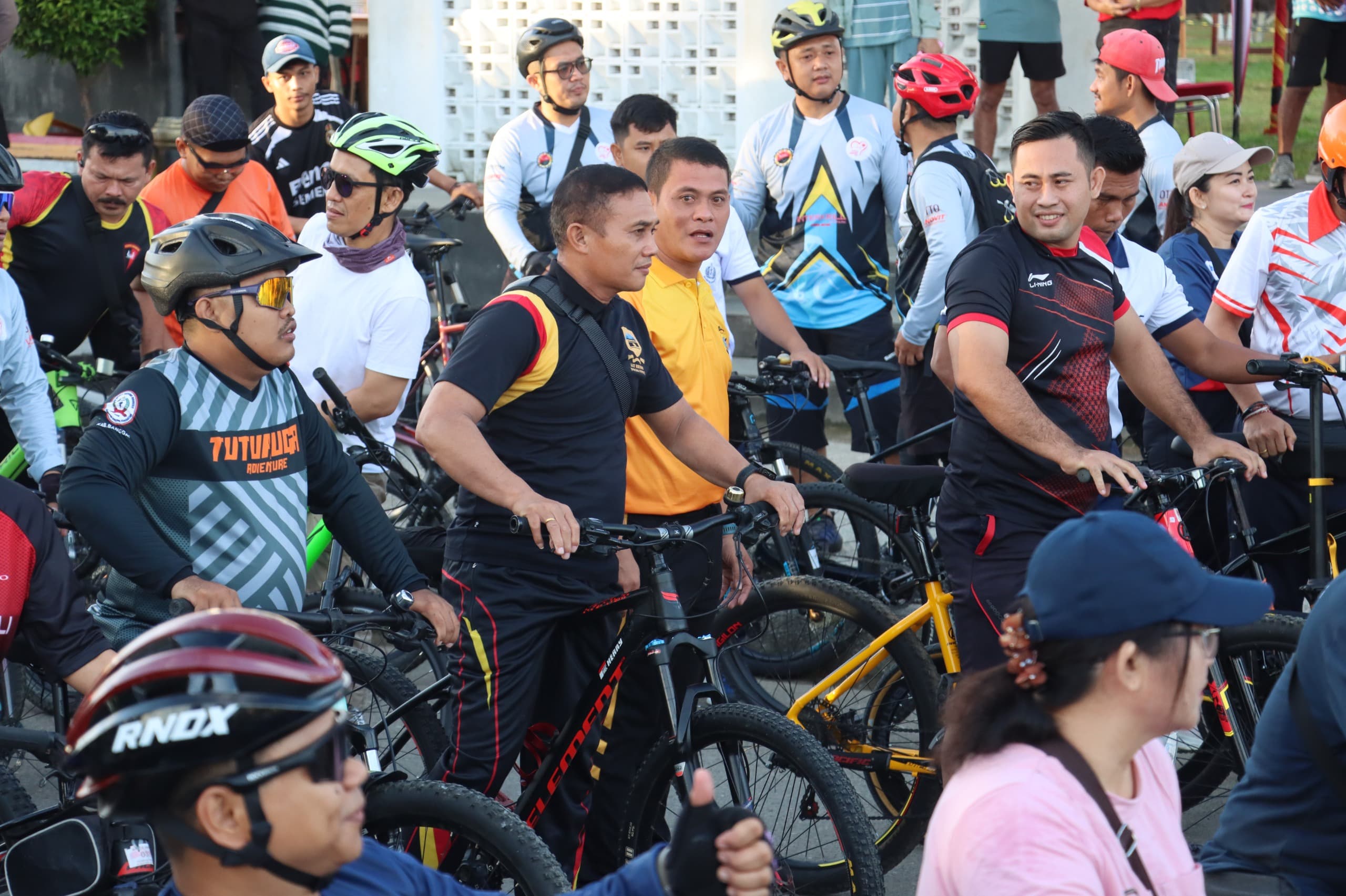 Semarak HUT ke-374 Kota Gunungsitoli, Brimob Polda Sumut Ikut Meriahkan Fun Bike Bersama Warga