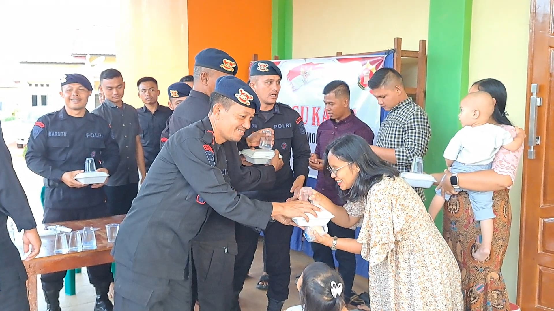 Peduli dan Melayani: Personel Brimob Batalyon C Gelar “Minggu Kasih” dengan Aksi Sosial di Gereja Oikumene