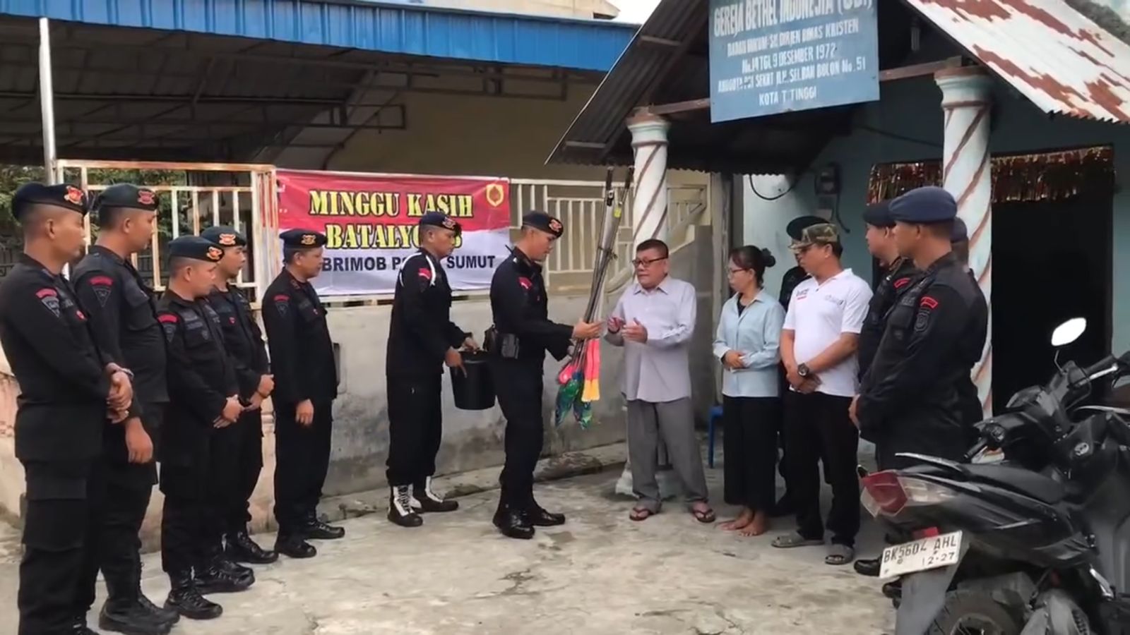 Satuan Brimob Polda Sumut Tunjukkan Toleransi dan Kepedulian Melalui Aksi “Minggu Kasih” di Gereja GBI Tebing Tinggi