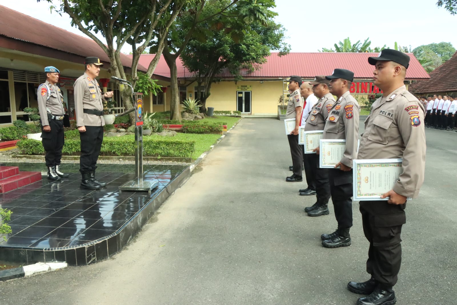 Kapolres Binjai Berikan Reward Terhadap Personil Yang Berprestasi