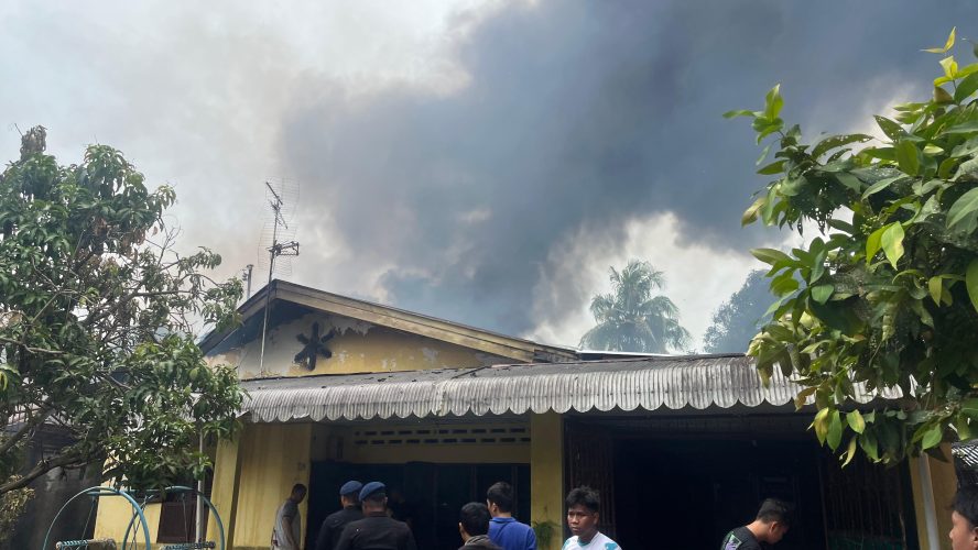 Brimob Polda Sumut Tanggap Cepat Kebakaran di Medan Timur, Dua Rumah dan Satu Gudang Terbakar