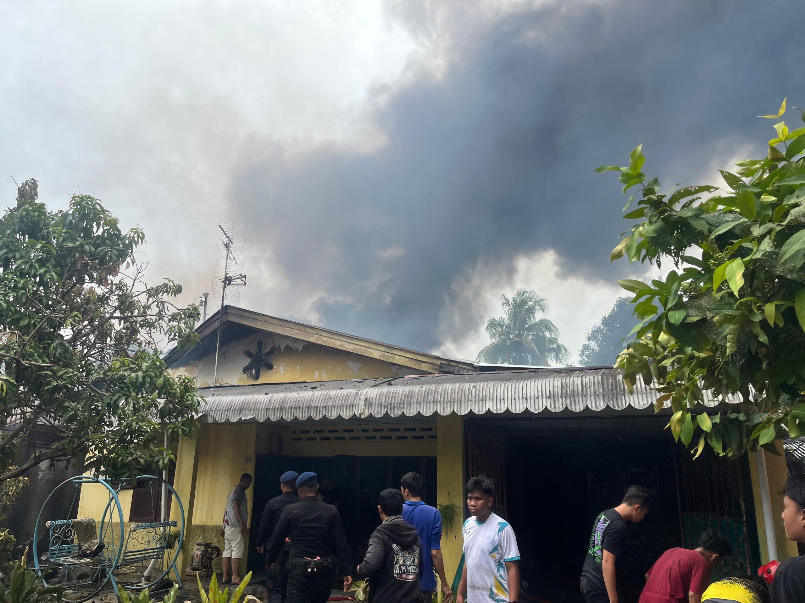 Brimob Polda Sumut Tanggap Cepat Kebakaran di Medan Timur, Dua Rumah dan Satu Gudang Terbakar