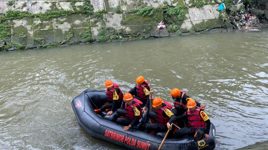 Brimob Polda Sumut Respon Cepat: 11 Personel Dikerahkan Cari Korban Hanyut di Sungai Deli