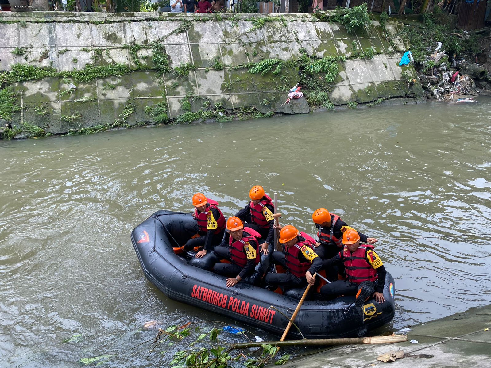 Brimob Polda Sumut Respon Cepat: 11 Personel Dikerahkan Cari Korban Hanyut di Sungai Deli