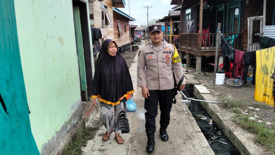 Bhabinkamtibmas Desa Perlis Ajak Nelayan Jaga Laut Dan Lingkungan Sosial