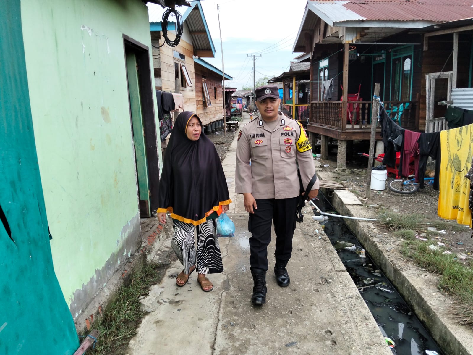 Bhabinkamtibmas Desa Perlis Ajak Nelayan Jaga Laut Dan Lingkungan Sosial