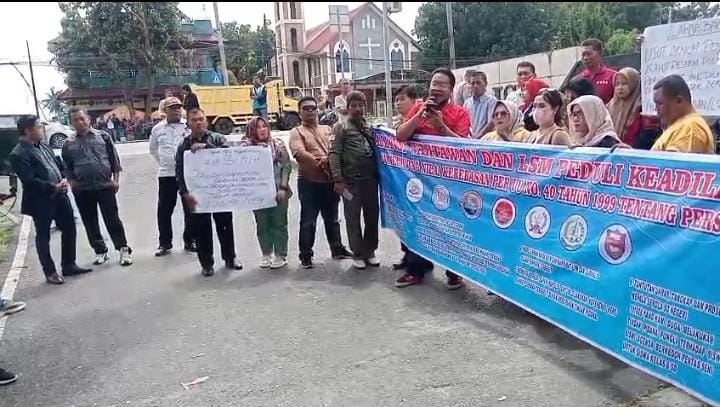 Diduga Penahanan Wartawan Dan Anggota LSM Oleh Polsek Beringin Cacat Hukum, Ratusan Wartawan Dan LSM Peduli Keadilan Menggelar Aksi Protes di Depan Mapoldasu.