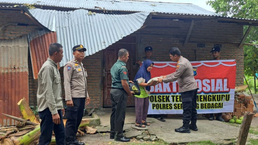 Polres Sergai Melalui Polsek Teluk Mengkudu, Ulurkan Bantuan Kepada Korban Angin Puting Beliung