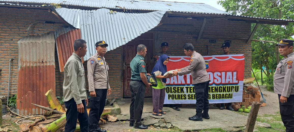 Polres Sergai Melalui Polsek Teluk Mengkudu, Ulurkan Bantuan Kepada Korban Angin Puting Beliung