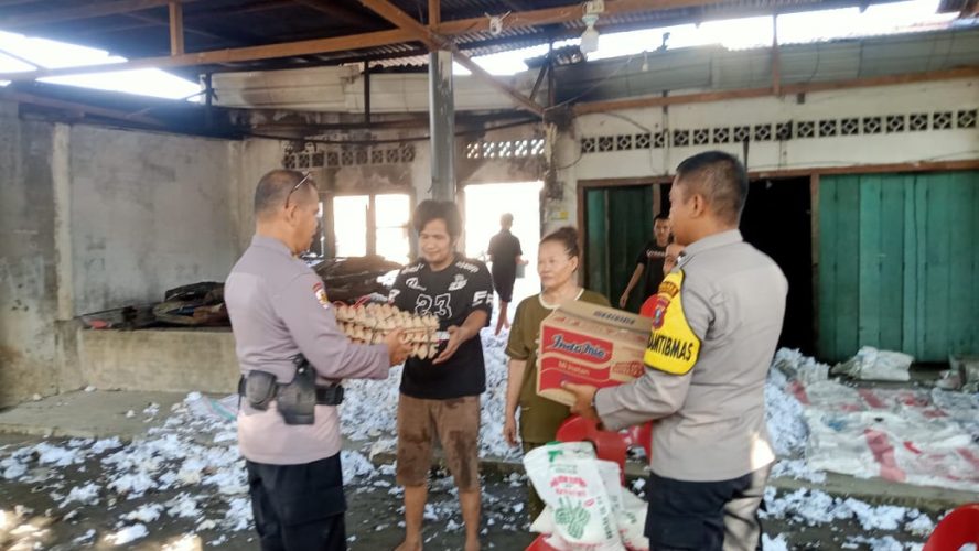 GERAK CEPAT POLSEK PERBAUNGAN MEMBERIKAN BANTUAN SEMBAKO KEPADA KORBAN KEBAKARAN.
