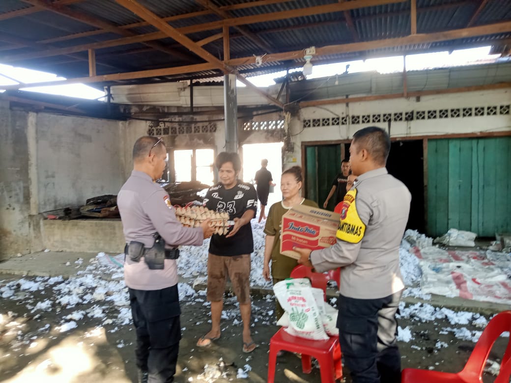 GERAK CEPAT POLSEK PERBAUNGAN MEMBERIKAN BANTUAN SEMBAKO KEPADA KORBAN KEBAKARAN.