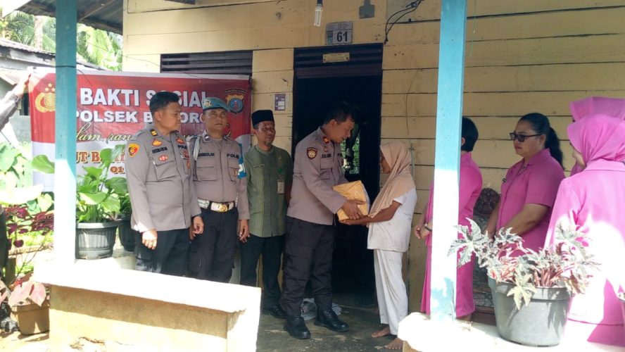 Kapolsek Bahorok Pimpin Langsung Pembagian Bansos Kepada Masyarakat Yang Kurang Mampu Dalam Rangka HUT Bhayangkara Ke-79