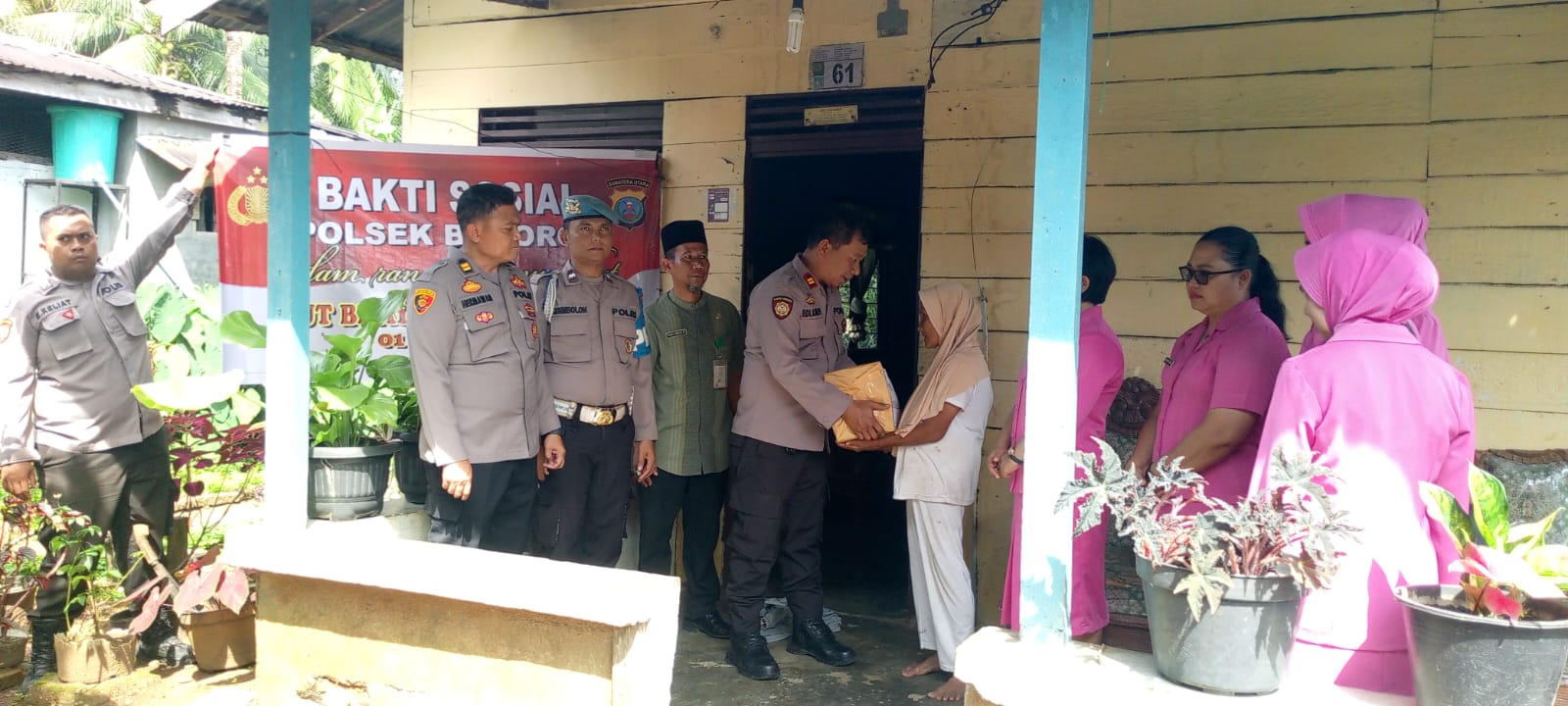 Kapolsek Bahorok Pimpin Langsung Pembagian Bansos Kepada Masyarakat Yang Kurang Mampu Dalam Rangka HUT Bhayangkara Ke-79