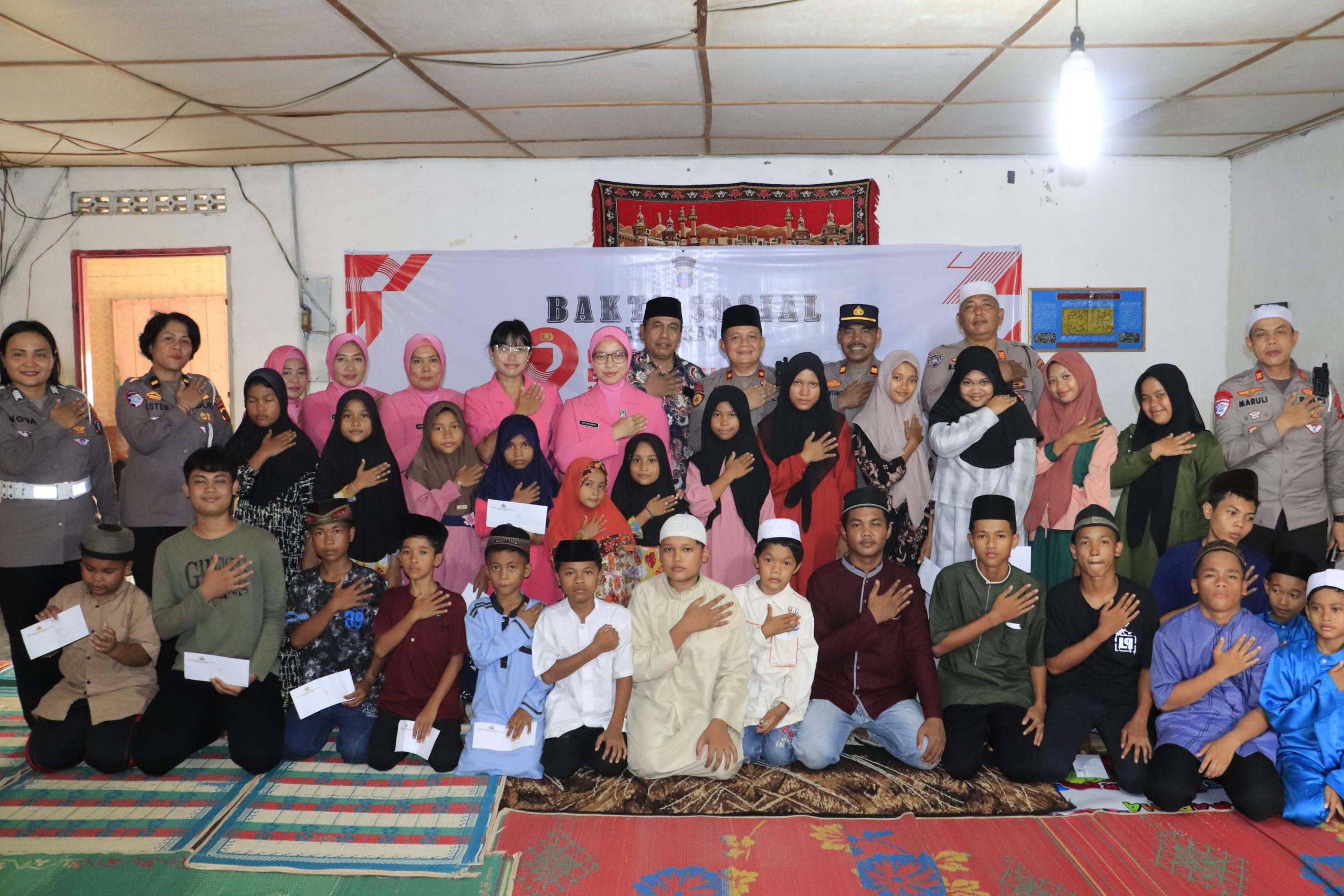 Bhayangkari Polres Langkat Berbagi Kasih di  Panti Asuhan Amal dan Sosial Washliyah Jelang HUT Bhayangkara Ke-79