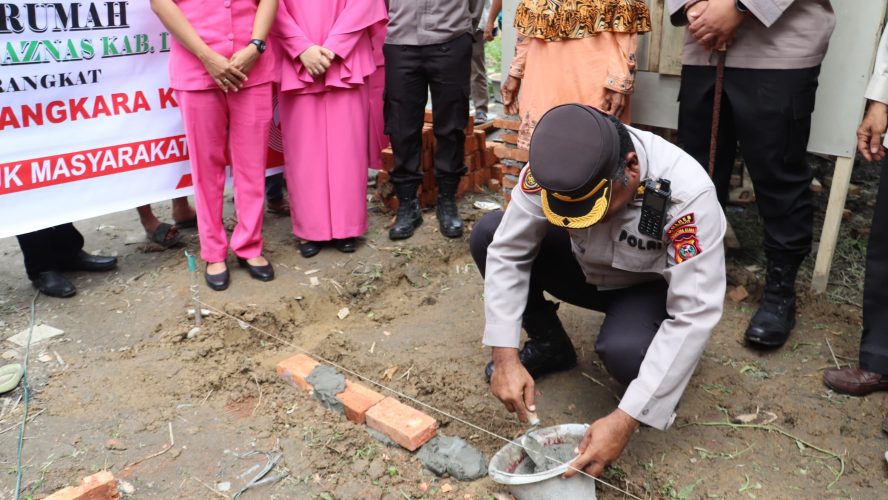 Peletakan Batu Pertama, Polres Langkat Dan Baznas Kab. Langkat Bangun Harapan Lewat Bedah Rumah Ibu Jami’ah Yang Terdampak Kebakaran