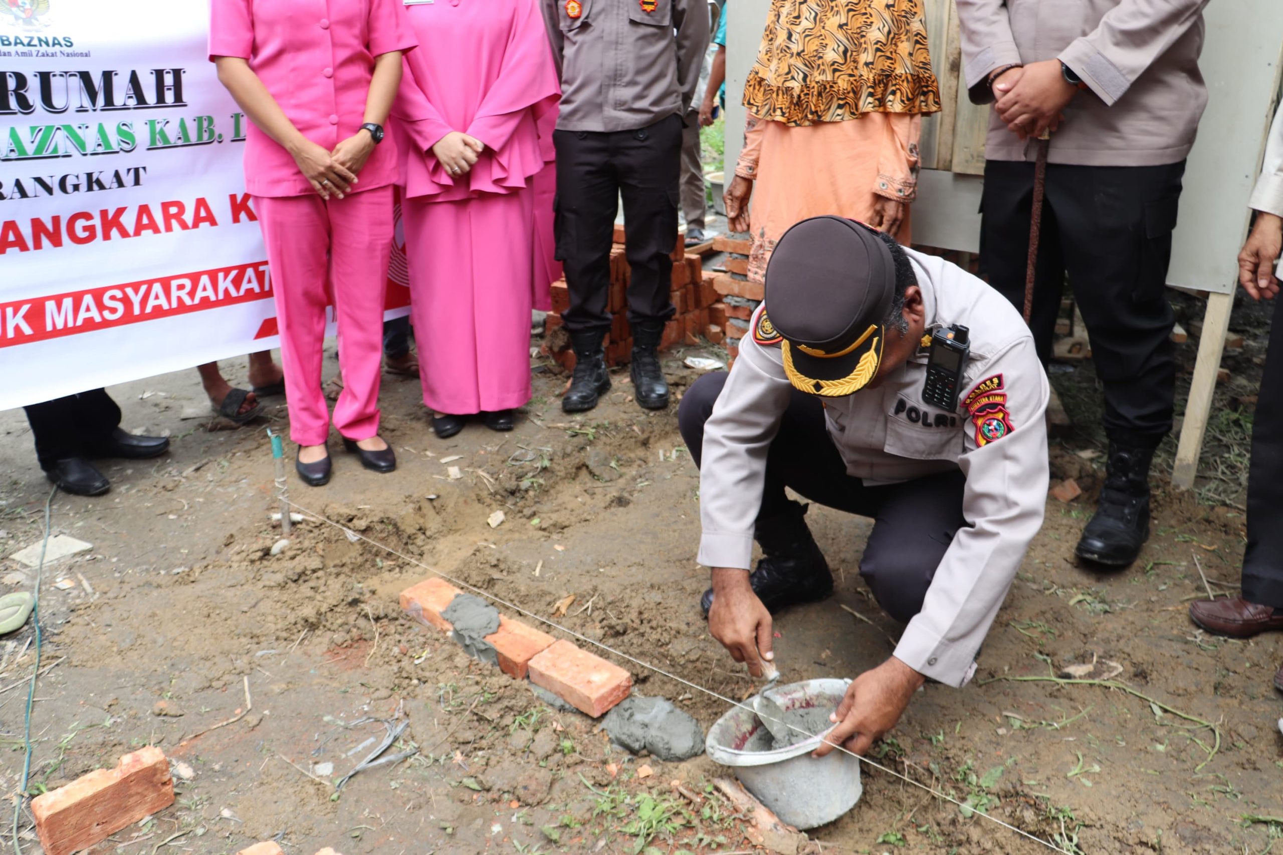 Peletakan Batu Pertama, Polres Langkat Dan Baznas Kab. Langkat Bangun Harapan Lewat Bedah Rumah Ibu Jami’ah Yang Terdampak Kebakaran