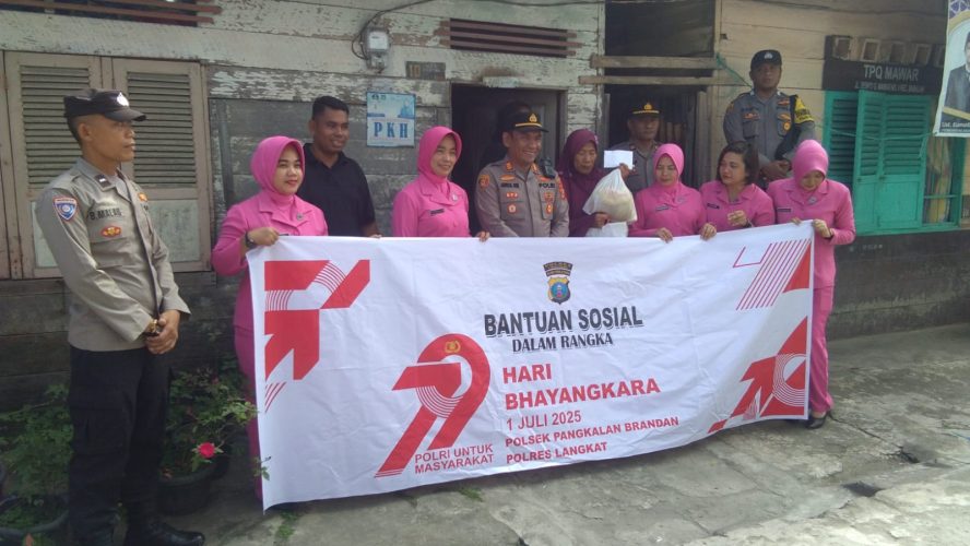 Sambut HUT Bhayangkara Ke-79, Polsek Pangkalan Berandan Tebar Kepedulian Lewat Bantuan Sosial